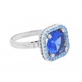 Γυναικείο λευκό δαχτυλίδι με μπλε πέτρα στο κέντρο και γαλάζιες πέτρες