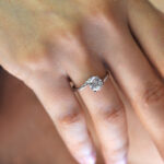 Ασημένιο γυναικείο μονόπετρο με ζιργκόν πέτρες επιπλατινωμένο - Image 2