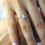 Μονόπετρο γυναικείο δαχτυλίδι από λευκόχρυσο στα 14 καράτια με ζιργκόν πέτρες - Image 2