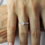 Μονόπετρο γυναικείο δαχτυλίδι από λευκόχρυσο στα 14 καράτια με ζιργκόν πέτρες - Image 2