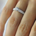 Μονόπετρο γυναικείο δαχτυλίδι από λευκόχρυσο στα 14 καράτια με ζιργκόν πέτρες - Image 2